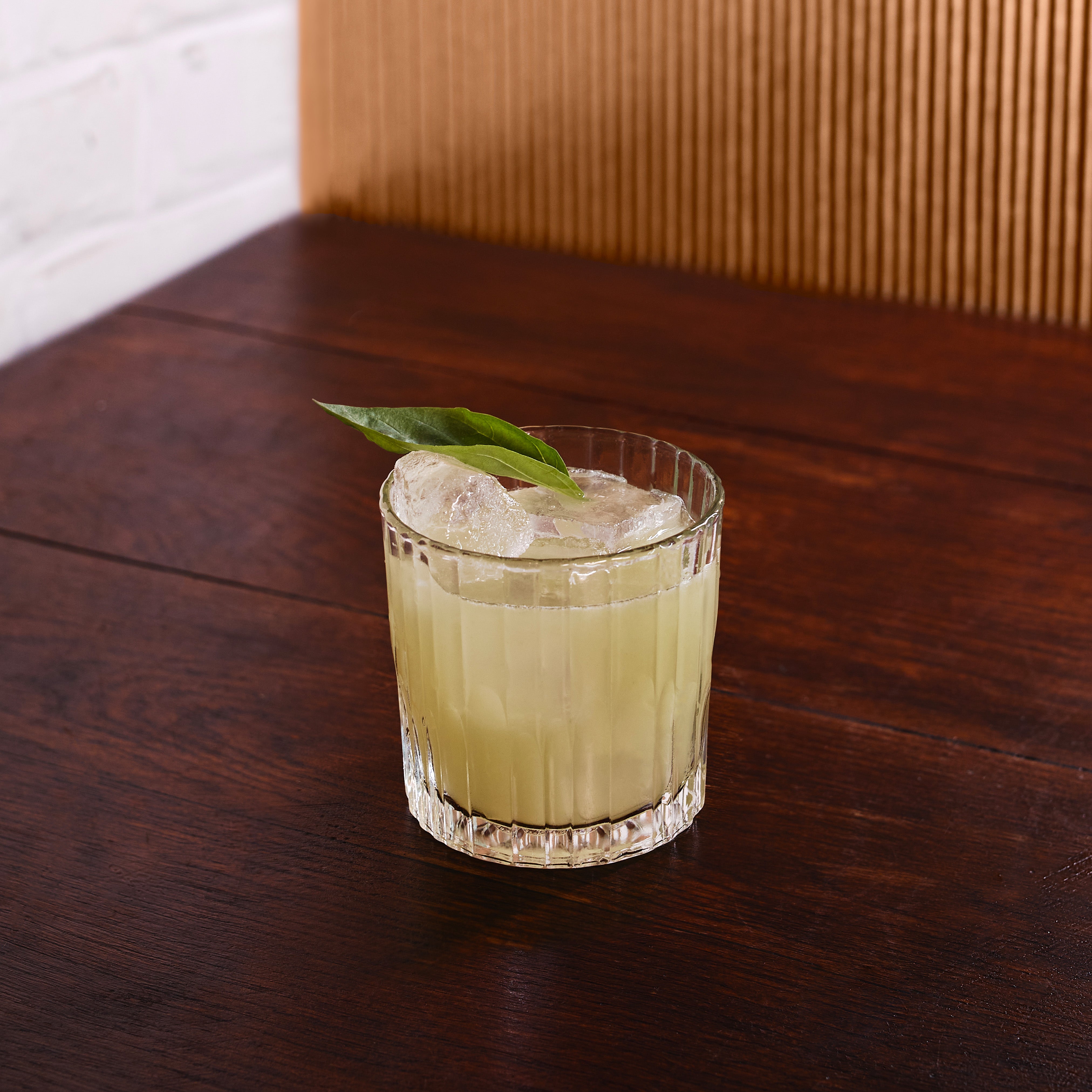 Le Basil Smash : un cocktail moderne aux racines historiques